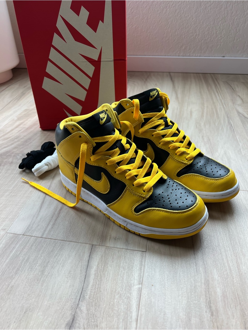 Nike dunk hi black and yellow